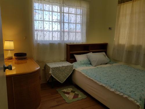 Habitación pequeña con cama y ventana en DK Home 단독 감성주택 en Afetna
