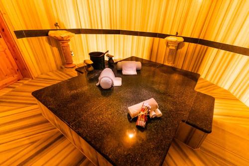 a table with two napkins on it in a room at Hotel BEI SCHUMANN in Kirschau