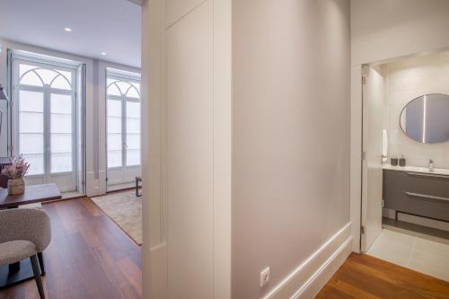 - un salon avec une table et un miroir dans l'établissement Porto Almada 180 Apartments, à Porto