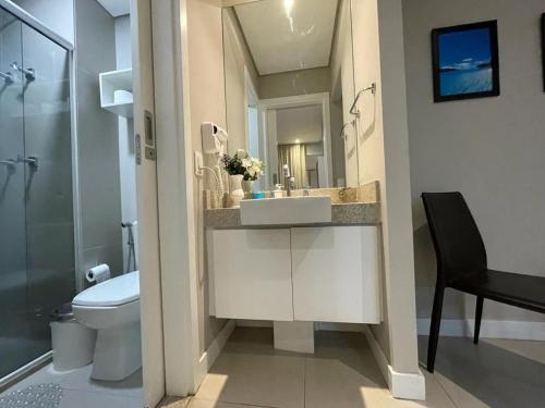 a bathroom with a sink and a toilet and a shower at Residencial Estanconfor com Vista Mar 3 AC Garagem in Santos