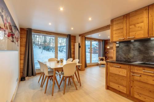 - une cuisine et une salle à manger avec une table et des chaises dans l'établissement Beautiful wooden chalet in La Plagne, à Aime La Plagne