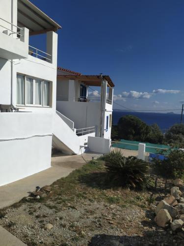 Cette maison blanche offre une vue sur l'océan. dans l'établissement LEFKADA TWINS 4, à Agios Kirykos