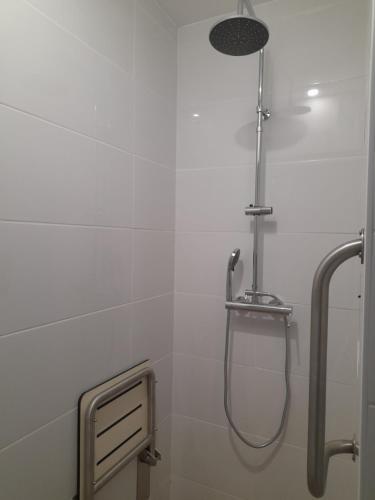eine Dusche im Bad mit Duschkopf in der Unterkunft Casa/Apartamento de hóspedes in Viana do Castelo