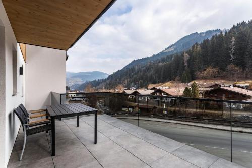 einen Balkon mit einem Tisch und Bergblick in der Unterkunft Luisalle Top 4 in Auffach