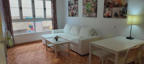 - un salon avec un canapé et une table dans l'établissement Apartamento "CASA LOS SABANDEÑOS", à Vecindario