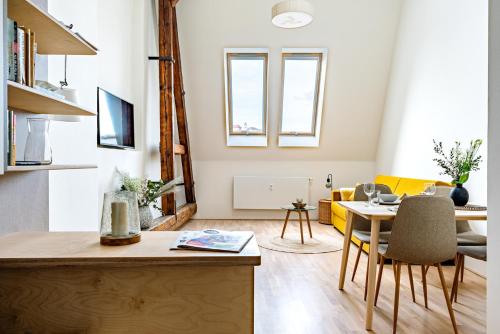 Apartment Brno في برنو: غرفة معيشة مع طاولة وأريكة
