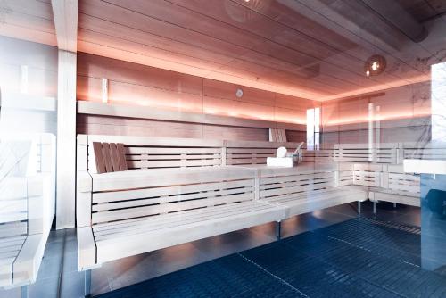 un banco en una habitación con paredes revestidas de madera en Hotel BEI SCHUMANN en Kirschau
