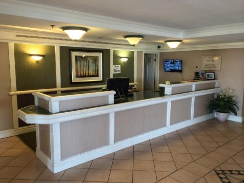 a lobby with a reception desk and a waiting room at SUNSET INN Oklahoma City in Oklahoma City
