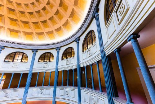 a building with a domed ceiling and blue columns at Hotel BEI SCHUMANN in Kirschau