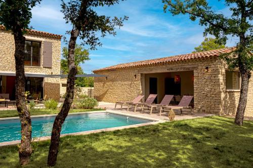 een villa met een zwembad in een tuin bij Stone charming villa pool and garden in Gordes in Gordes