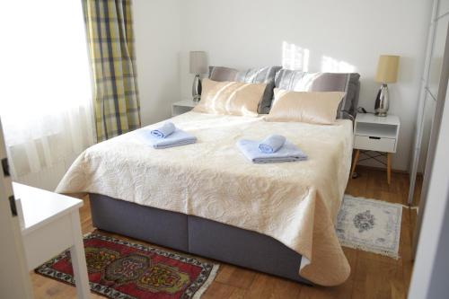a bedroom with a large bed with towels on it at 100qm comfort, family-friendly and top located in Guntramsdorf
