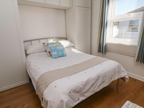 um quarto com uma cama com uma almofada em Seagulls Retreat em Falmouth