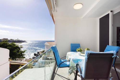 聖地亞哥港的住宿－Coastal Hideaway，一个带桌椅的海景阳台