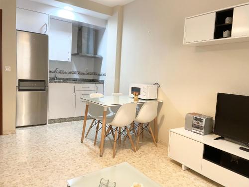 - une cuisine avec une table et des chaises dans la chambre dans l'établissement Apartamento Antón Gómez, à Lucena