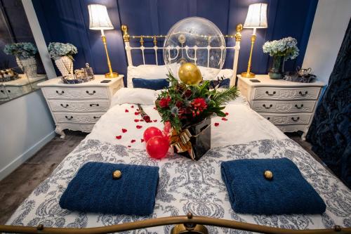 ein Schlafzimmer mit einem Bett mit Weihnachtsdekoration darauf in der Unterkunft Black Barn Spa Swim & Stay in Great Yarmouth