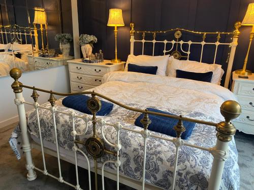 Una cama o camas en una habitación de Black Barn Filby