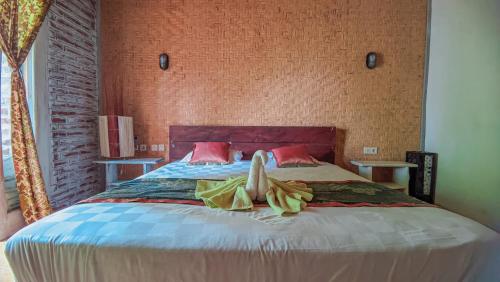Una cama o camas en una habitación de Exotic Menjangan