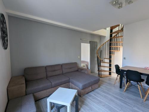 un salon avec un canapé et une table dans l'établissement Poitiers Rocs - PICTAVEBNB - Centre-ville-Gare, à Poitiers