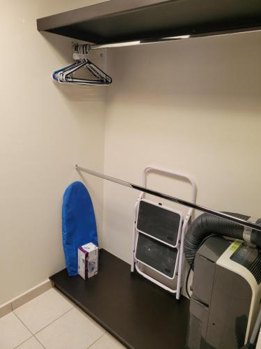 a small room with a bed and a shelf at Relaxing Place Near the Sea in Ensenada