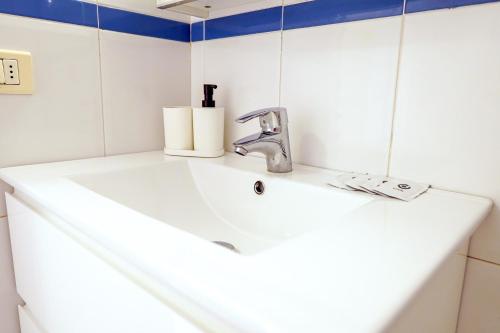 un lavandino in bagno con rubinetto sopra di Lovely 2 bedroom home with nice Pool and View a Costa Del Silencio