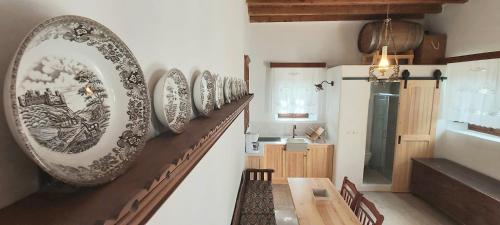 una habitación con una fila de platos en la pared en Small traditional house in Asfendiou Kos en Cos