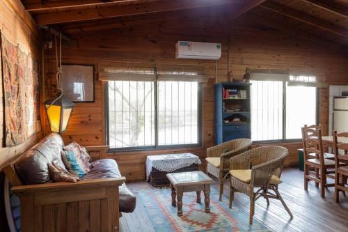 sala de estar con sofá, mesa y sillas en Casa isleña Extasis Propio en Tigre