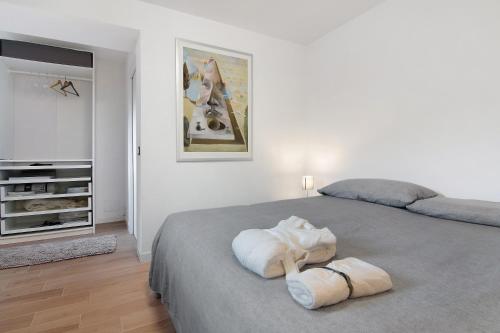 ein Schlafzimmer mit einem Bett mit zwei Handtüchern darauf in der Unterkunft Fogazzaro Lake View Apartment in Oria