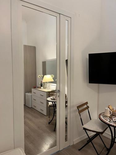 a room with a mirror and a table and a desk at Serapisuite in Pozzuoli