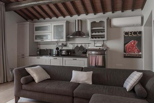 a living room with a couch and a kitchen at Renzo Marinai in Panzano