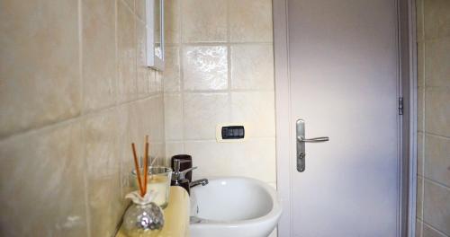 a bathroom with a sink and a white sink at Tre Balconi - Casa Vacanza Salento in Carmiano