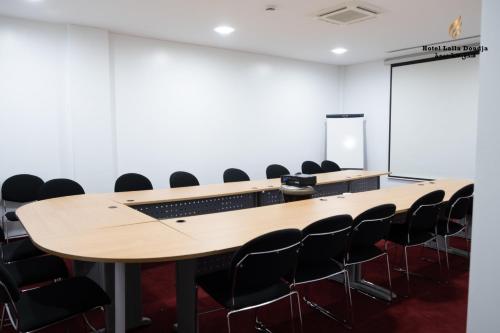 a conference room with a table and chairs at Lalla Doudja Hotel in Alger