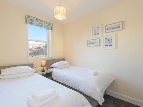 due letti singoli in una stanza con finestra di Craigleith Lodge a North Berwick