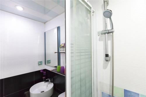 y baño con ducha acristalada y lavamanos. en 3room charming apt,8pax en Hong Kong