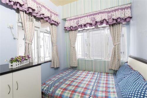 3room charming apt,8pax في هونغ كونغ: غرفة نوم بسرير ونافذة