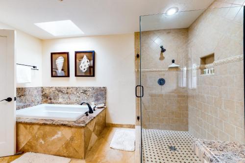 uma casa de banho com uma banheira e uma cabina de duche. em Pradera Estate em Carmel