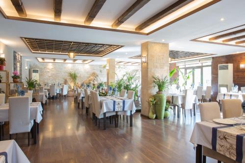 une salle à manger avec des tables et des chaises blanches dans l'établissement Casa Lili, à Moraira