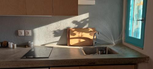 una bolsa sobre un fregadero de cocina en WabiSabi Serifos Chora w/ Spectacular Sea Views, en Serifos Chora