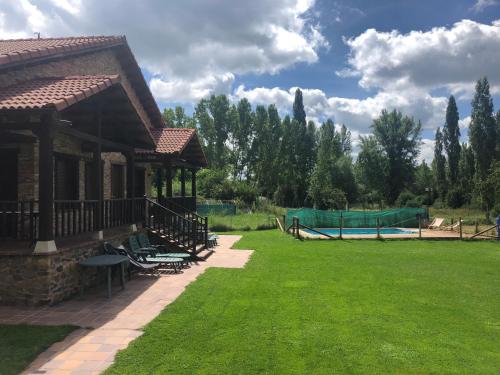 Kolam renang di atau dekat dengan Casa de turismo rural San Martín de valdetuejar