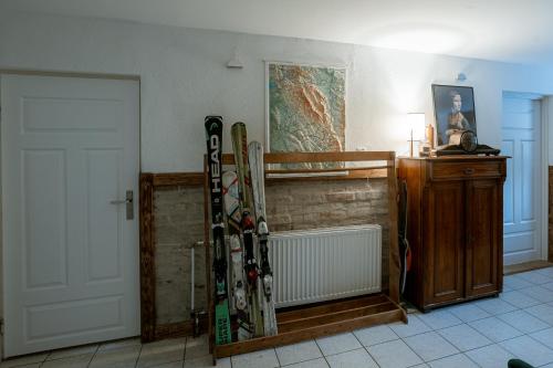 a room with skis leaned up against a wall at Dom Gościnny Tatra Nova in Długopole-Zdrój