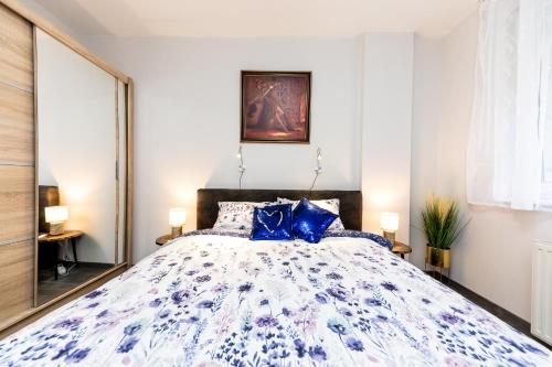 Postel nebo postele na pokoji v ubytování H & A Suite Gozsdu - THE 1001 NIGHTS SUITE