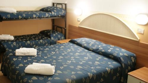 um quarto com dois beliches num navio em Hotel Verudella em Rimini