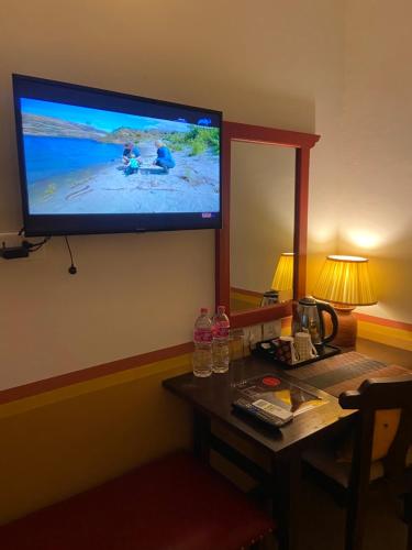 TV a/nebo společenská místnost v ubytování Three Jewels Boutique Hotel