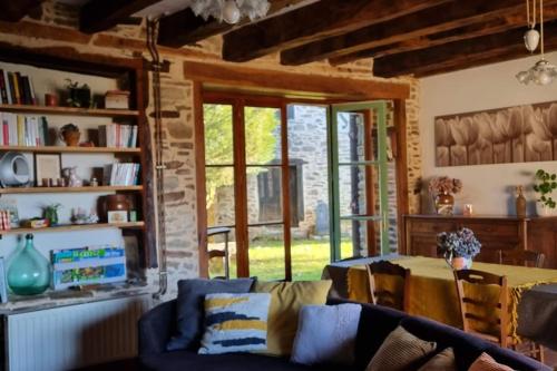 un salon avec un canapé et une table dans l'établissement Gîte familial au calme au coeur du Périgord Vert, à Jumilhac-le-Grand