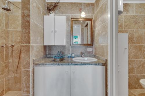 a bathroom with a sink and a mirror at Waterfront apartment Palma in Kralendijk