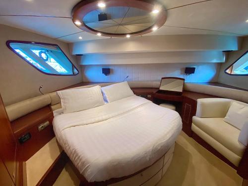 Habitación con 1 cama y 1 silla en un barco en Yacht in Barcelona, en Barcelona