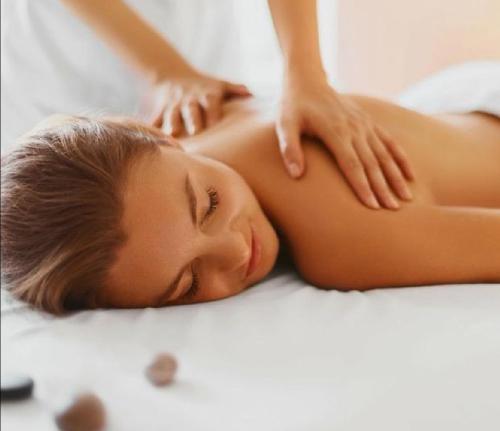 een vrouw die een massage krijgt op een bed bij Nimary Logies in Heusden - Zolder