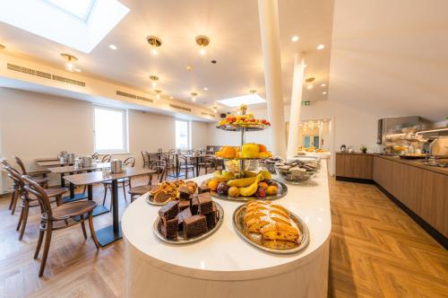 een cafetaria met een buffet van eten op tafel bij Hotel Beránek in Praag