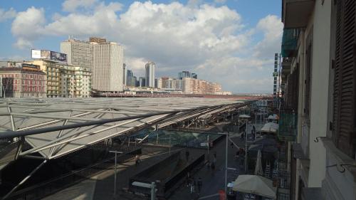 uma vista para uma estação de trem em uma cidade em Hotel Eliseo Napoli em Nápoles