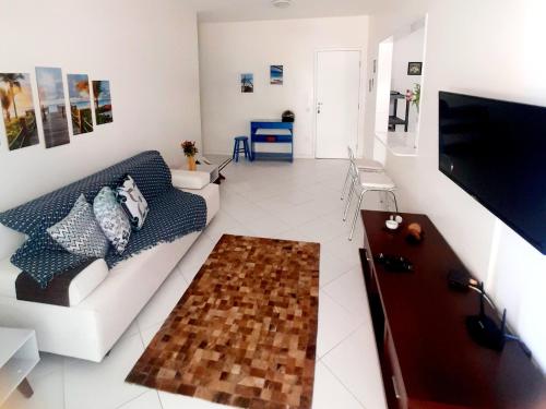 Μια τηλεόραση ή/και κέντρο ψυχαγωγίας στο APT PRAIA do FORTE, 2min do Mar, a pé, CABO FRIO RJ