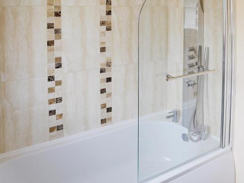 een douche met een glazen deur in de badkamer bij Belle View - 26645 in Bowness-on-Windermere